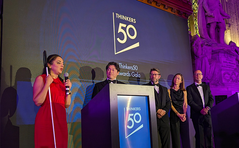 Thinkers50 Innovation Awardを受賞したコロンビア大学ビジネススクールのシーナ・アイエンガー教授（左）と賞プレゼンターの富士通　青柳一郎（左から2人目）