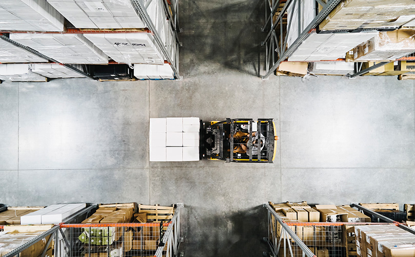 倉庫内でフォークリフトを使用して商品を移動する倉庫作業員の俯瞰図